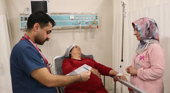 Hemşire anne ile doktor oğlu aynı hastanede görev yapıyor