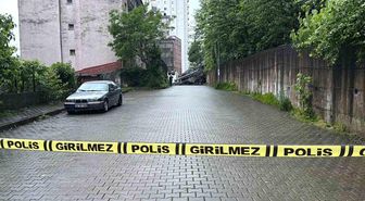 Hopa'da yağış sonrası heyelan: Dev kayalar yolu kapattı