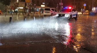 İzmir'de Şiddetli Sağanak Hayatı Olumsuz Etkiledi