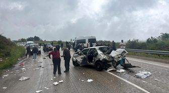 Karabük-Eflani karayolunda otomobil ile servis otobüsü çarpıştı: 6 yaralı