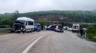 Karabük'te minibüsle otomobilin çarpışması sonucu 6 kişi yaralandı