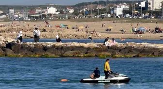 Karaburun Sahili'nde boğulma tehlikesi geçiren kişi son anda kurtarıldı