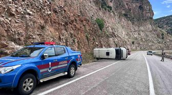 Kilis'te minibüs devrildi: 2 yaralı