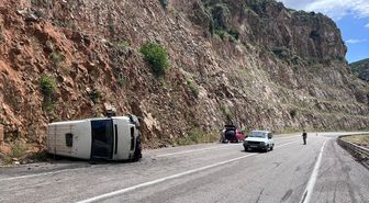 Kilis'te minibüsün devrilmesi sonucu 2 kişi yaralandı