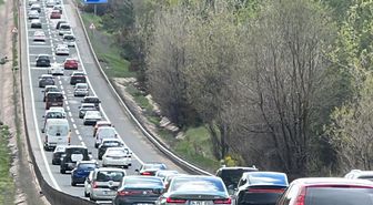 Tatilcilerin dönüş yolculuğu başladı, İstanbul yönünde trafik durma noktasına geldi