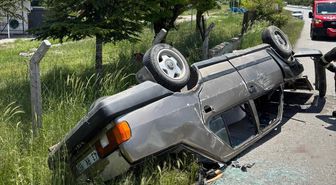Kütahya'da otomobilin istinat duvarına çarptığı kazada 4 kişi yaralandı