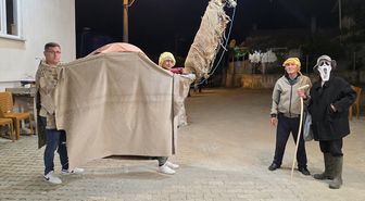 Manisa'da asırlık 'kukla deve' geleneği Kurban Bayramı'nda devam ettirildi