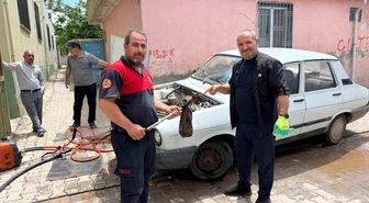 Otomobilin motoruna giren yılanı itfaiye çıkardı