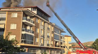 Pamukkale'de apartmanın çatısında çıkan yangında hasar oluştu