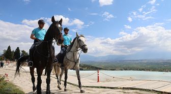 Pamukkale'de atlı jandarma timi turistlerin güvenliği için görevde