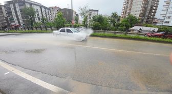 Rize'de sağanak; yollar göle döndü