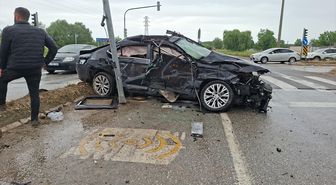 Sakarya'da tır, halk otobüsü ve otomobilin karıştığı kazada 6 kişi yaralandı
