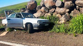 Şanlıurfa'da yol kenarındaki kayalara çarpan otomobilin sürücüsü yaralandı