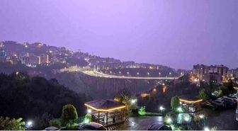 Trabzon'da yağmurla birlikte çakan şimşekler gökyüzünü aydınlattı