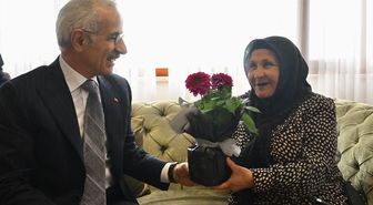 Ulaştırma ve Altyapı Bakanı Uraloğlu Trabzon'da huzurevini ziyaret etti
