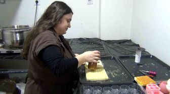 Yaşadığı şehrin simgelerini muma dönüştürüyor