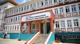 Yaşlı ve kronik hastaların bahçeleri meslek liselilerin eliyle güzelleşiyor