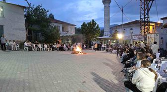 Yunan askerine geçit vermeyen dedelerini andılar