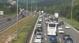 Anadolu Otoyolu'nun Bolu geçişinde trafik yoğunluğu