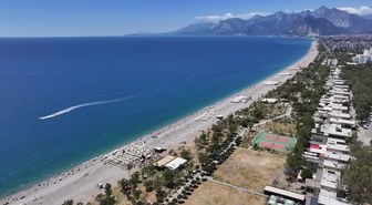 Antalya sahillerinde Kurban Bayramı'nın son gününde de yoğunluk sürdü