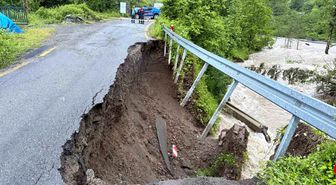 Artvin'de dere taştı, 5 köyün ulaşımını sağlayan yol hasar gördü
