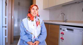 Bakan Kurum, depremzede ailenin bayram sevincini paylaştı