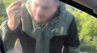 Bayram yolunda maganda dehşeti: Ailenin yolunu kesip sürücüye saldırdı