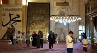 Bayramda Edirne'ye akın ettiler: Kabe taşı ve örtüsü yoğun ilgi gördü