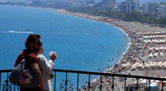 Bayramın son gününde tatilciler Konyaaltı Sahili'ne akın etti