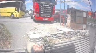 İETT otobüsü freni boşaldı, park halindeki TIR'a çarptı