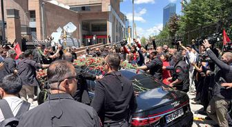 CHP Genel Başkanı Kılıçdaroğlu, Genel Merkez'de çiçeklerle karşılandı