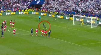 Dembele'nin penaltısından sonra Paris tribünleri alev aldı