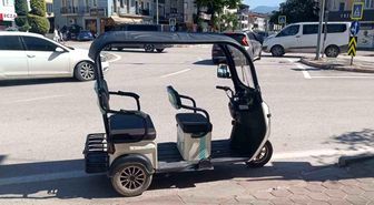 Devrilen elektrikli motosikletteki 3 kişi yaralandı
