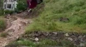 Doğu Akdeniz'de sağanak; caddeleri su bastı