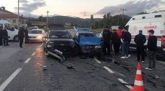 Domaniç'te iki otomobil çarpıştı: 3 yaralı