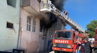 Evde çıkan yangından, pencereye uzatılan merdivenle kurtarıldılar