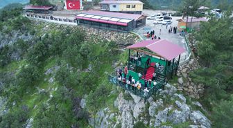 Feke ilçesindeki cam seyir terası bayramda ziyaretçilerini ağırlıyor