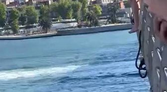 Haliç Köprüsü'nde gençlerin tehlikeli atlayışı kamerada