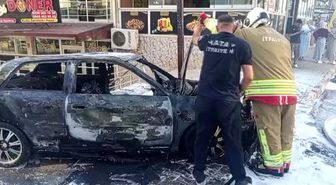 Hatay'da park halindeki otomobil alevler içinde yandı