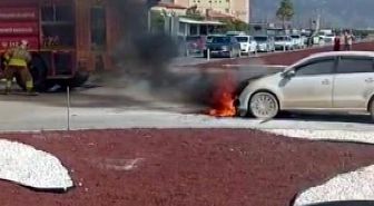 Hatay'da seyir halinde olan otomobil alevlere teslim oldu
