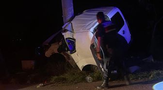 Isparta'da direğe çarpan hafif ticari araçtaki 2 kişi öldü, 2 kişi yaralandı