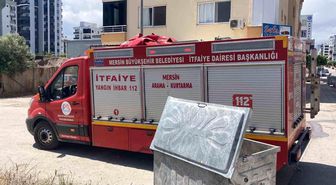 İşyerinin arkasındaki eşyalar yandı, çevreyi kara dumanlar kapladı