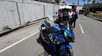 İzmir'de bariyerlere çarpan motosikletin sürücüsü hayatını kaybetti