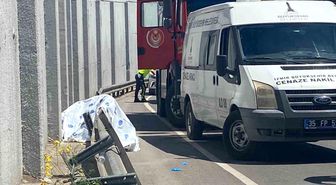 İzmir'de demir bariyere çarpan motosikletin sürücüsü hayatını kaybetti