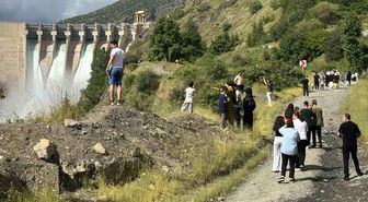Karakaya Barajı'ndaki su tahliyesi vatandaşların seyirlik manzarası oldu