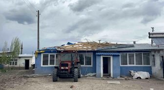Kars'ta fırtına hayatı olumsuz etkiledi: Çatılar uçtu, güneş panelleri savruldu