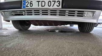 Katlı otoparkta yakıt sızdıran otomobil paniğe sebep oldu
