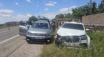 Kilis'te pikap ile otomobilin çarpıştığı kazada 9 kişi yaralandı