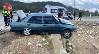 Kütahya Emet'te kavşakta iki araç çarpıştı: 3 yaralı