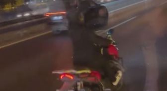 Motosiklet sürücüsü elindeki cismi İETT otobüsüne fırlattı; yolcuların panik anları kamerada